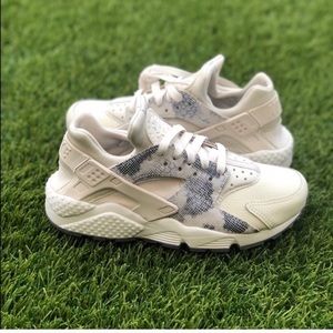 New in box Nike Air Huarache Run PRM